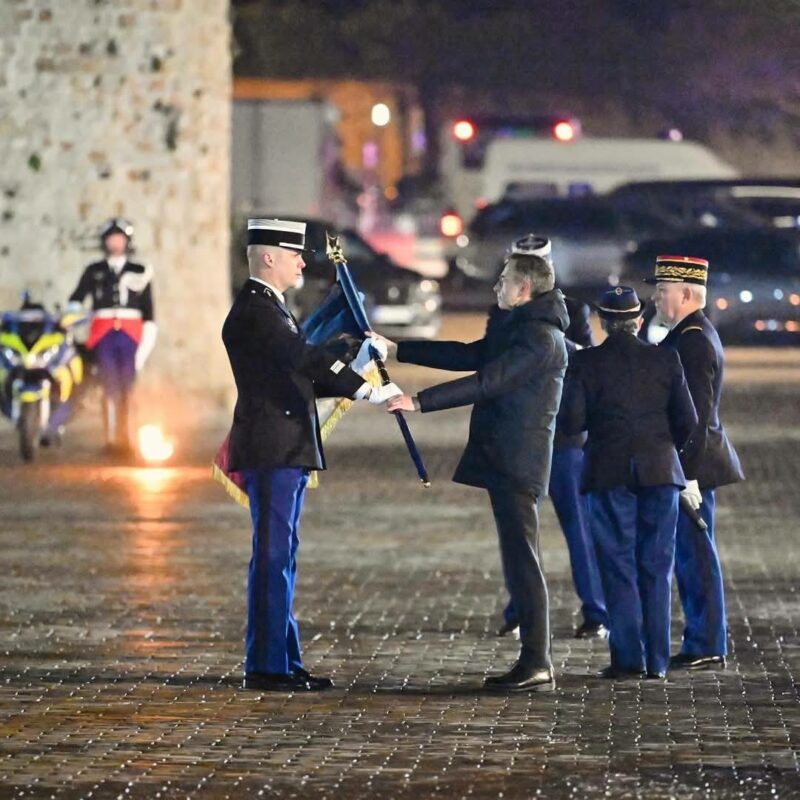 remise du drapeau au commandant du GGD de la Sarthe